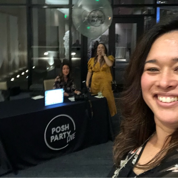 Meet your Posher, Farrah! - Picture 1 of 7